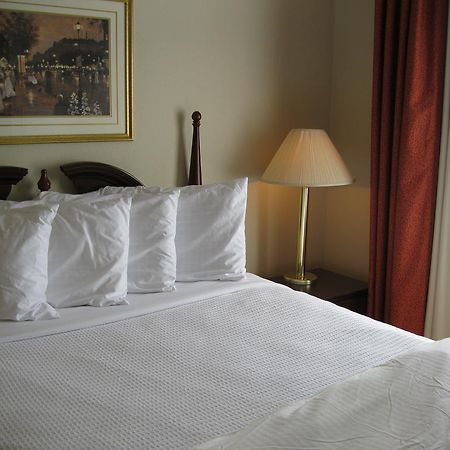 Chisholm Suite Hotel Duncan Номер фото